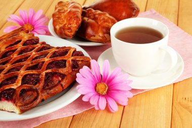 çay tablo yakın çekim üzerine vişneli tart