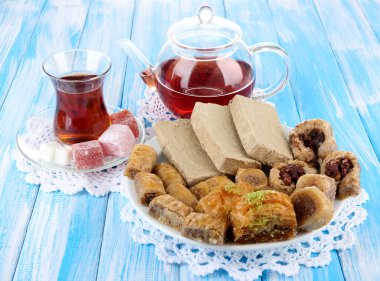 Tabakta tatlı baklava, masada çay.
