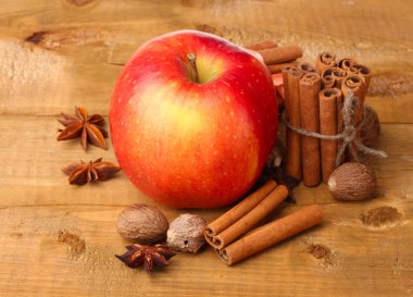 Tarçın, Kızıl elma, küçük hindistan cevizi ve anason ahşap tablo