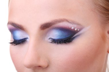 güzel kadın gözleri parlak mavi makyaj ile
