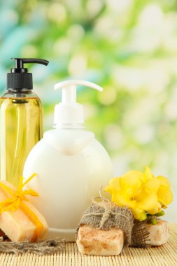 sıvı ve el yapımı Sabun yeşil zemin üzerine ahşap tablo