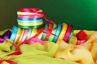 parlak zemin üzerine parlak şeritler