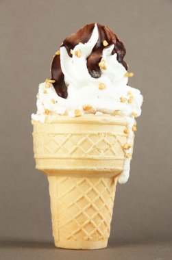gri zemin üzerine çikolata ile lezzetli dondurma