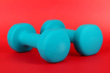 dumbell kırmızı zemin üzerine