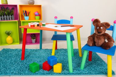 küçük ve renkli masa ve sandalyeler küçük çocuklar için