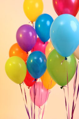 Turuncu zemin üzerine birçok parlak balonlar