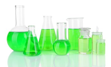 test tüpleri üzerinde beyaz izole yeşil sıvı ile