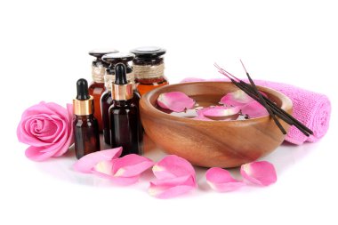 Spa kompozisyon üzerinde beyaz izole aroma yağları ile