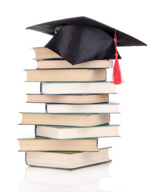 grad şapka ile üzerine beyaz izole kitap