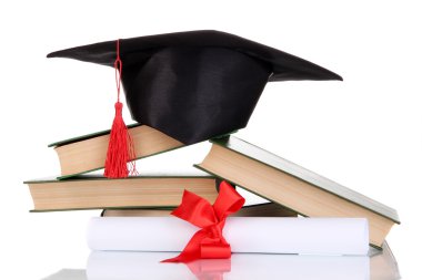 grad şapka ile diploma ve üzerinde beyaz izole kitap