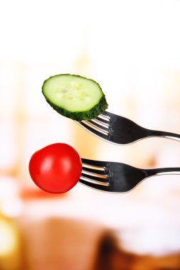 kiraz domates ve salatalık dilim Çatallar, parlak zemin üzerine yapışmasını