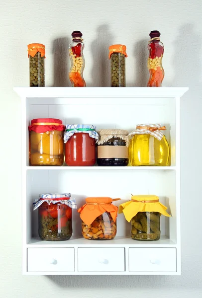 Homemade preserves on beautiful white shelves — Stockfoto