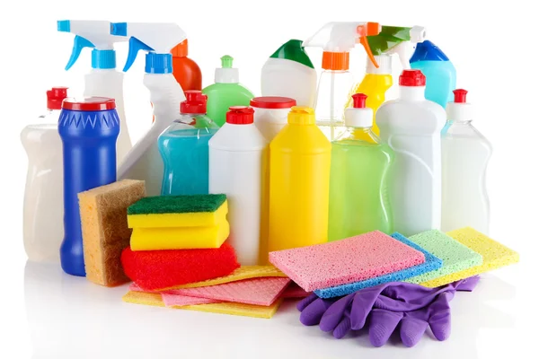 Diversi tipi di detergenti per la casa e spugne colorate, guanti isolati su bianco — Foto Stock