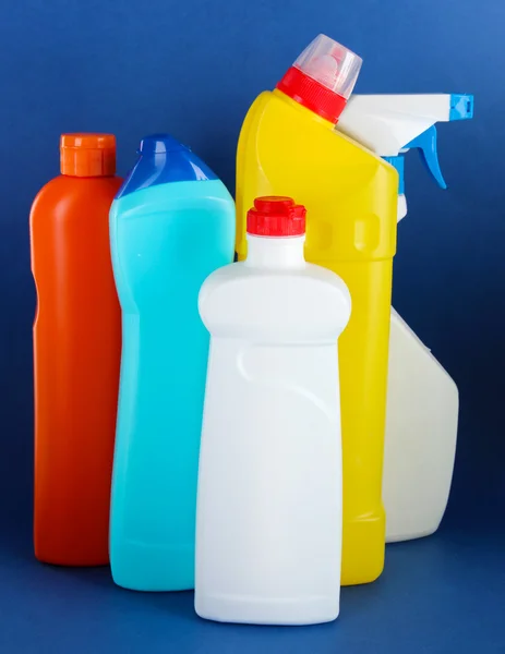 Verschiedene Arten von Bade- und Toilettenreinigern und bunten Schwämmen, auf farbigem Hintergrund — Stockfoto