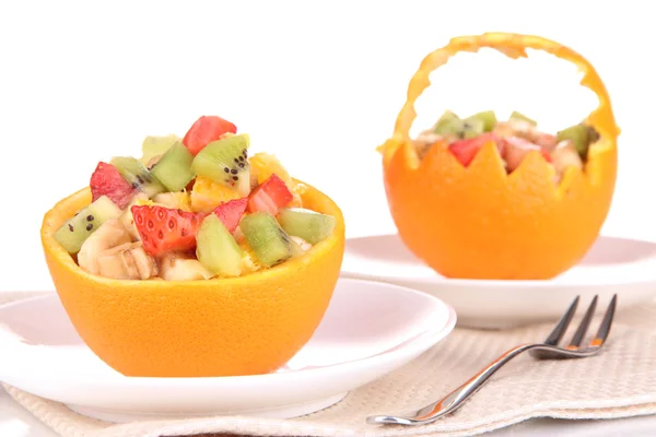 Ovocný salát v oranžové vyhaslém izolované na bílém — Stock fotografie