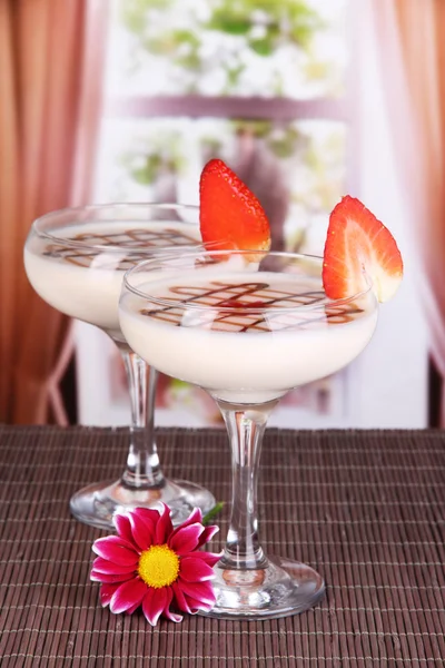 Frukt smoothies på bordet på fönsterbakgrund — Stockfoto