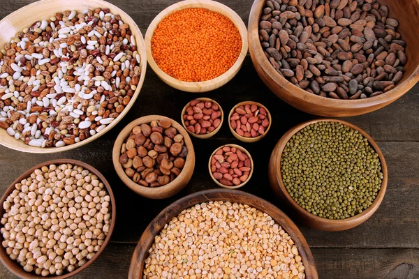 Different kinds of beans in bowls on table close-up — Stock Photo, Image