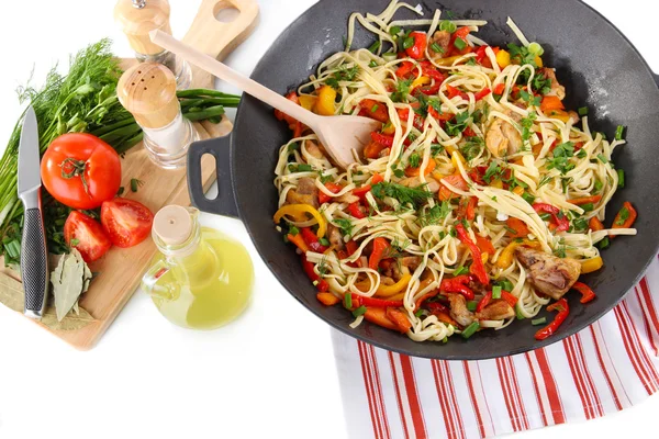 Tagliatelle con verdure sul wok isolato su bianco — Foto Stock