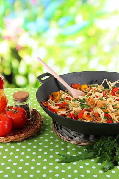 Tagliatelle con verdure sul wok sullo sfondo della natura — Foto Stock