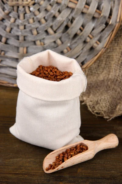 Cereale în sac pe fundal din lemn — Fotografie, imagine de stoc