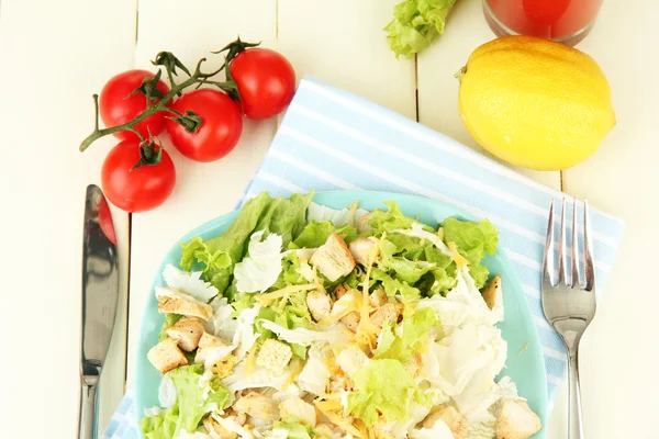 Salada Caesar na placa azul, na cor de fundo de madeira — Fotografia de Stock