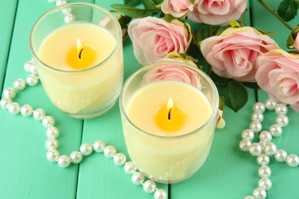 Kerzen auf Holztisch in Großaufnahme — Stockfoto