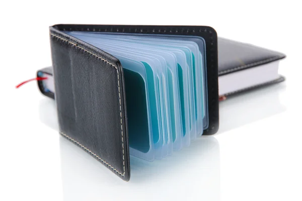 Черный держатель визитной карточки ноутбука и ручки изолированы на белом — стоковое фото
