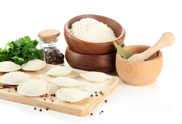 Bolinhos crus e ingredientes na mesa de madeira, isolados em branco — Fotografia de Stock