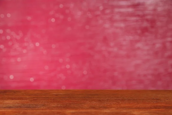 Mesa de madeira sobre fundo rosa — Fotografia de Stock