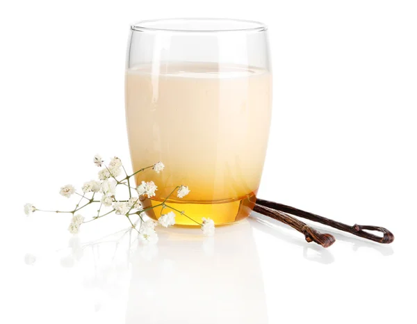 美味酸奶在玻璃与孤立在白色的香草 — 图库照片