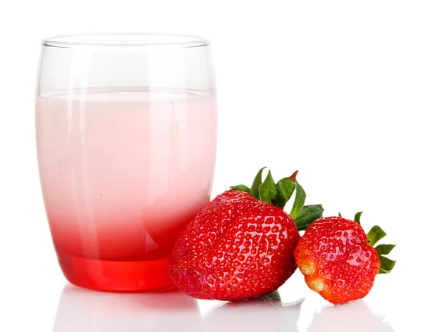 Délicieux yaourt aux fraises en verre isolé sur blanc — Photo
