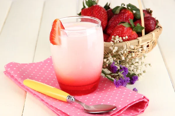 Pyszny Jogurt truskawkowy w szkło na drewniany stół szczegół — Zdjęcie stockowe