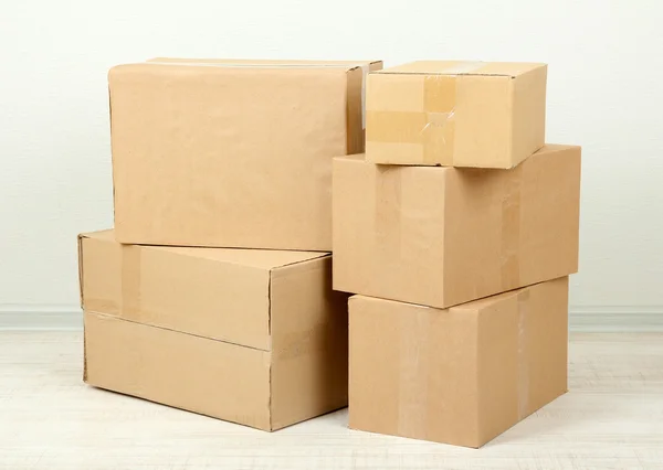 Different cardboard boxes in room — Stock Photo, Image