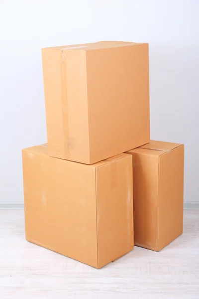 Différentes boîtes en carton dans la chambre — Photo