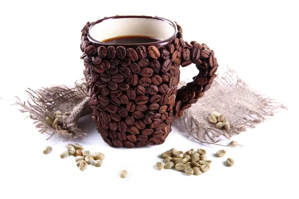 Xícara de grãos de café e feijão verde isolado em branco — Fotografia de Stock