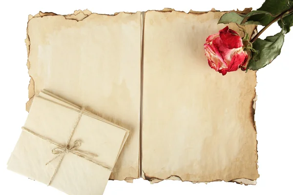 Altpapier, Buchstaben und Rose isoliert auf Weiß — Stockfoto
