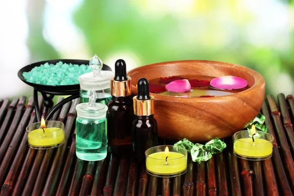 Wellness-Komposition mit Aromaölen auf Tisch auf hellem Hintergrund — Stockfoto