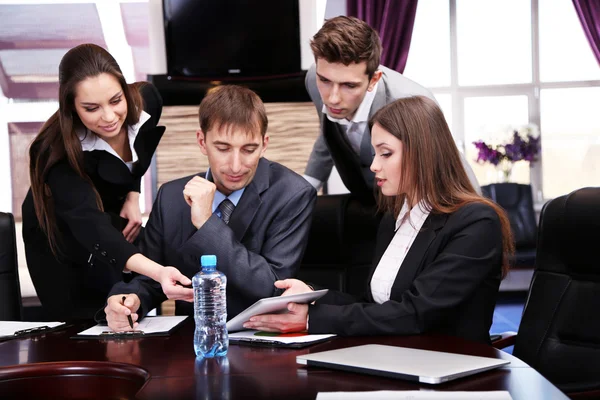 Geschäftliches Arbeiten im Konferenzraum — Stockfoto