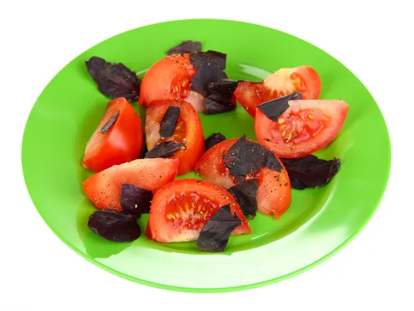 新鲜番茄罗勒叶上白色隔离配的沙拉 — 图库照片
