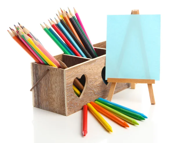 Diferentes lápices en caja de madera y caballete, aislados en blanco —  Fotos de Stock