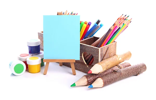 Diferentes lápices en caja de madera, pinturas y caballete, aislados en blanco — Foto de Stock