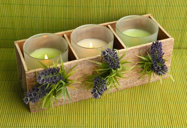 木制烛台蜡烛和熏衣草，绿色垫子上 — 图库照片