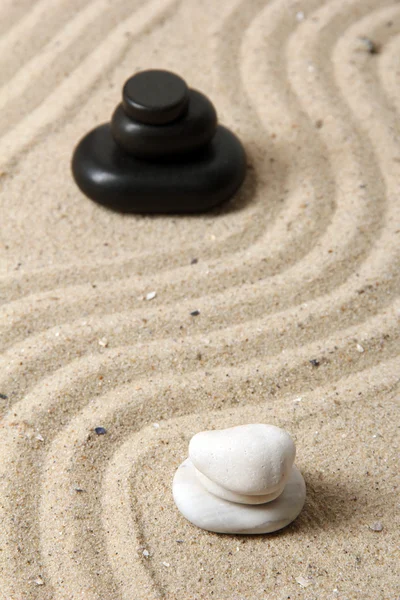 Zen-tuin met raked zand en ronde stenen close-up — Stockfoto