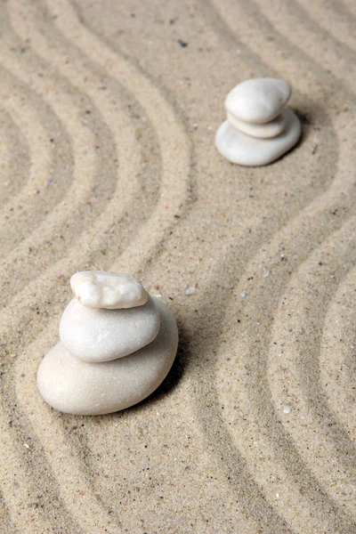 Jardim zen com areia com rake e pedras redondas fechar — Fotografia de Stock