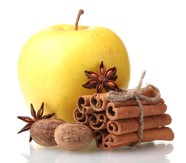 Tyčinky skořice, jablko, muškátový oříšek a anýzu izolovaných na bílém — Stock fotografie