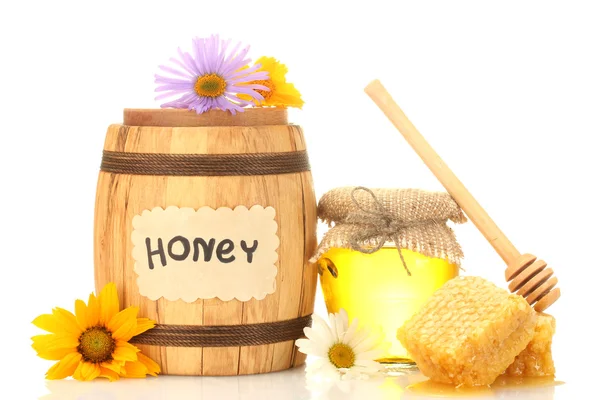 Сладкий мед в банке и бочке с сотами, деревянный дождик и цветы изолированы на белом — стоковое фото
