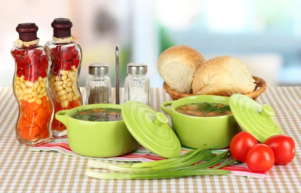 Duftende Suppe in Pfannen auf dem Tisch in der Küche — Stockfoto