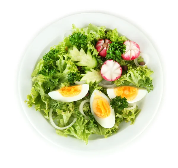 Insalata mista fresca con uova, foglie di insalata e altre verdure, isolata su bianco — Foto Stock