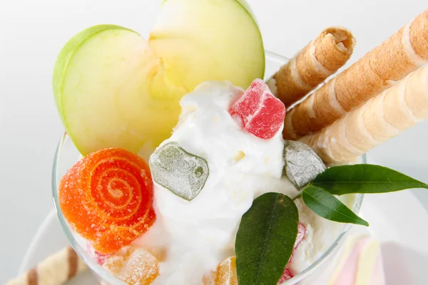 Sorvete com palitos de wafer isolados em branco — Fotografia de Stock