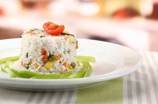 Risotto delicioso com legumes na mesa no café — Fotografia de Stock